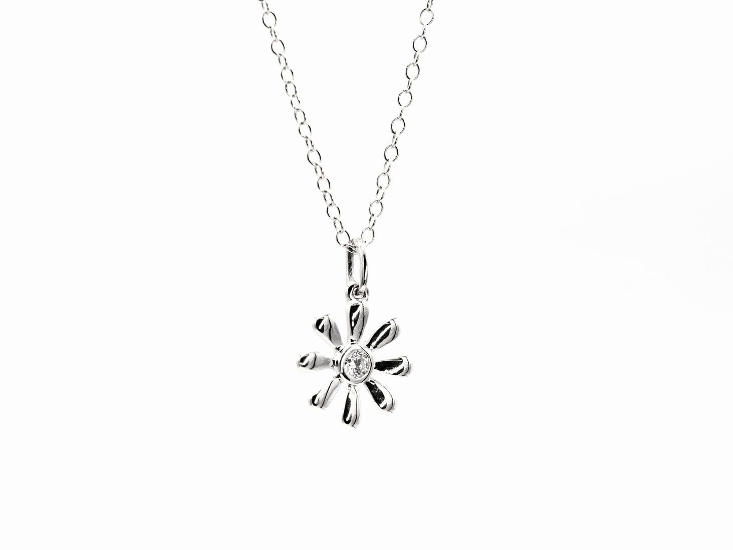14k white gold, lab diamond daisy pendant, front view