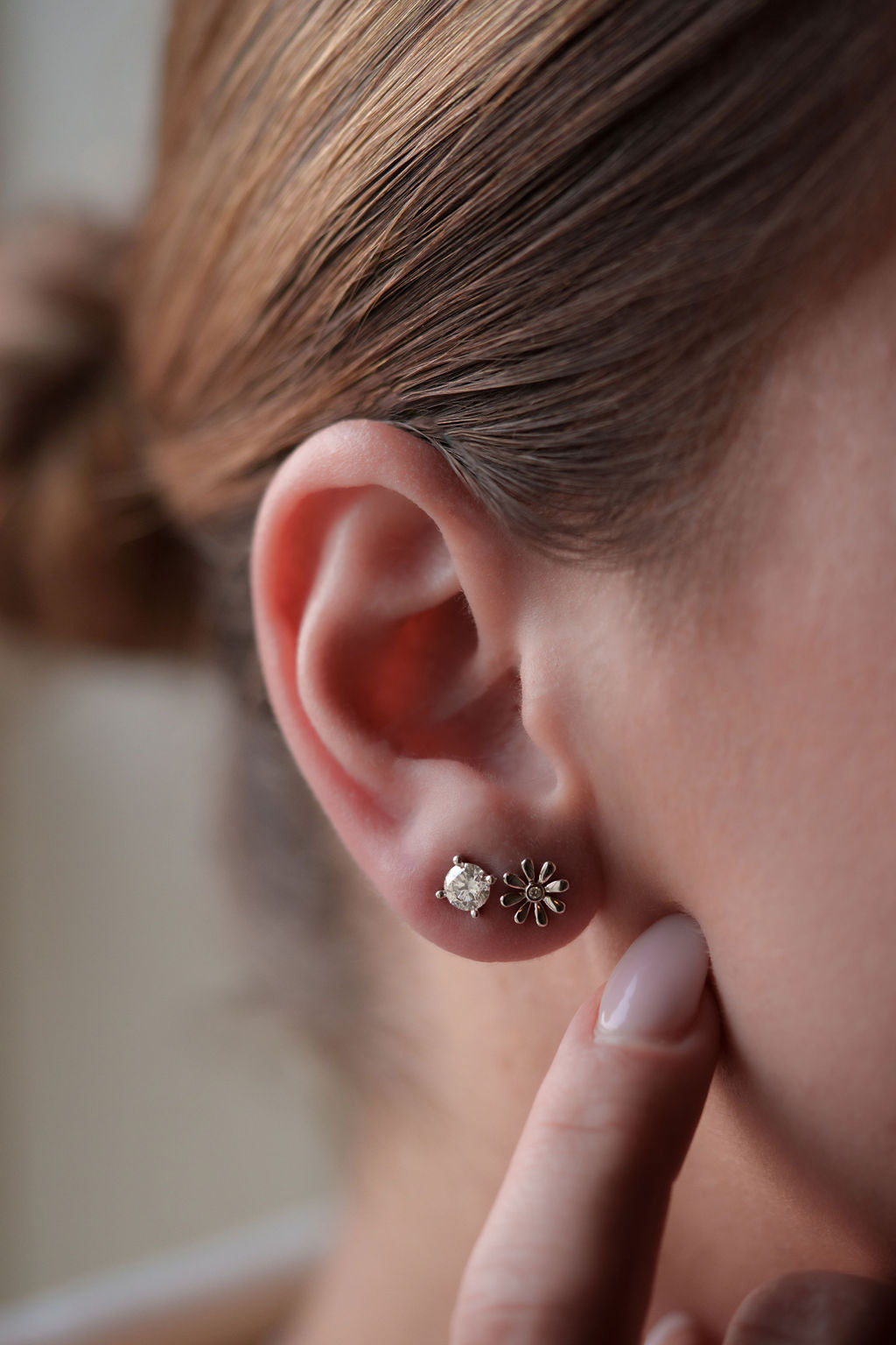 Single lab grown diamond daisy 14k gold stud earrings