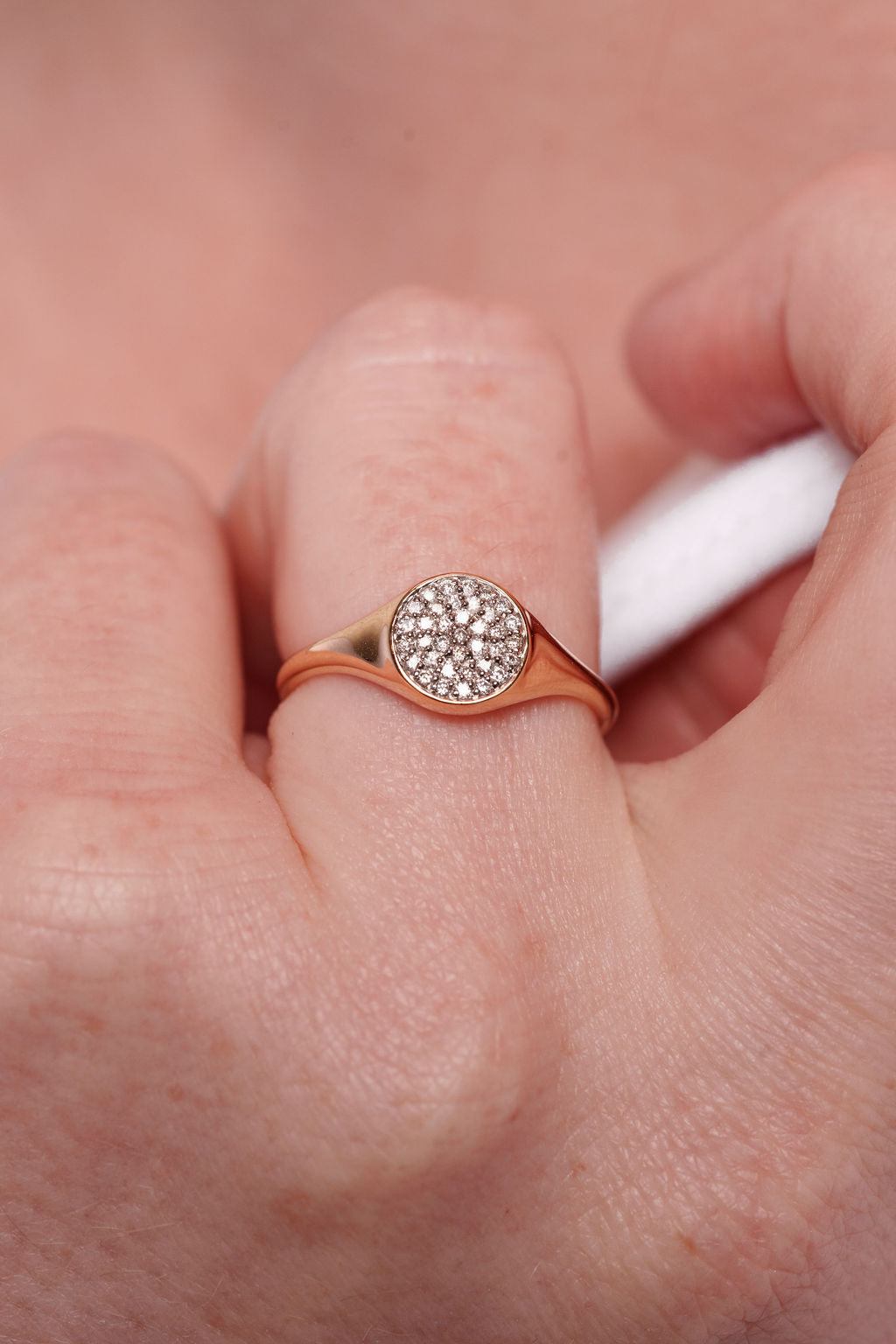 Bague chevalière en grappe de diamants pavée