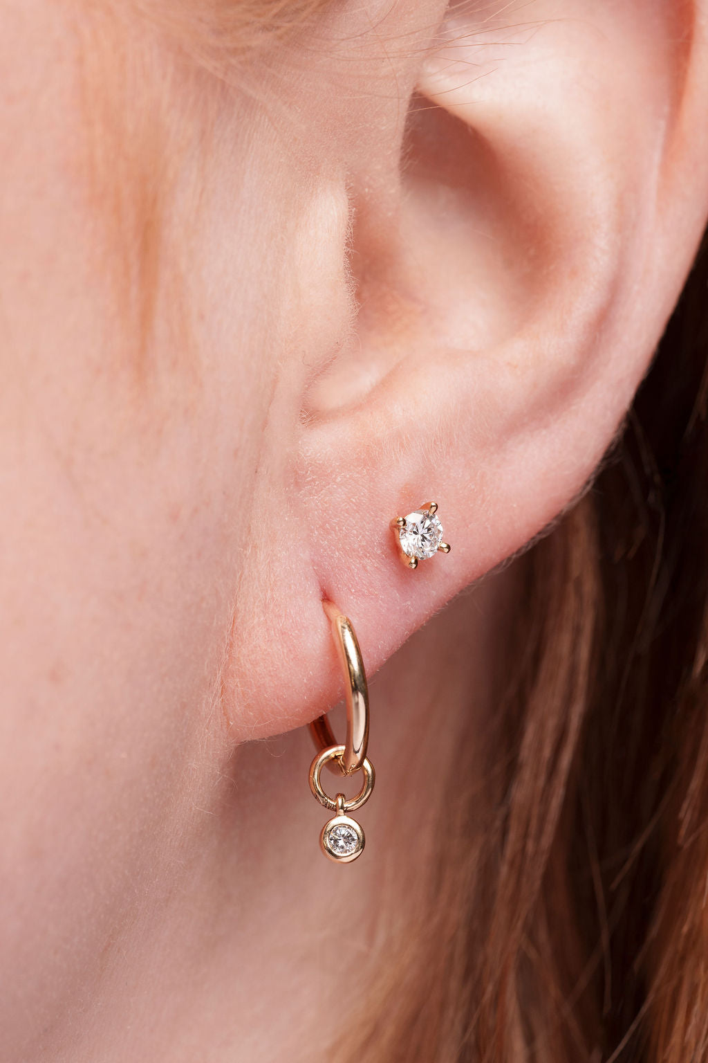 Charme de boucle d'oreille en diamant rond avec lunette
