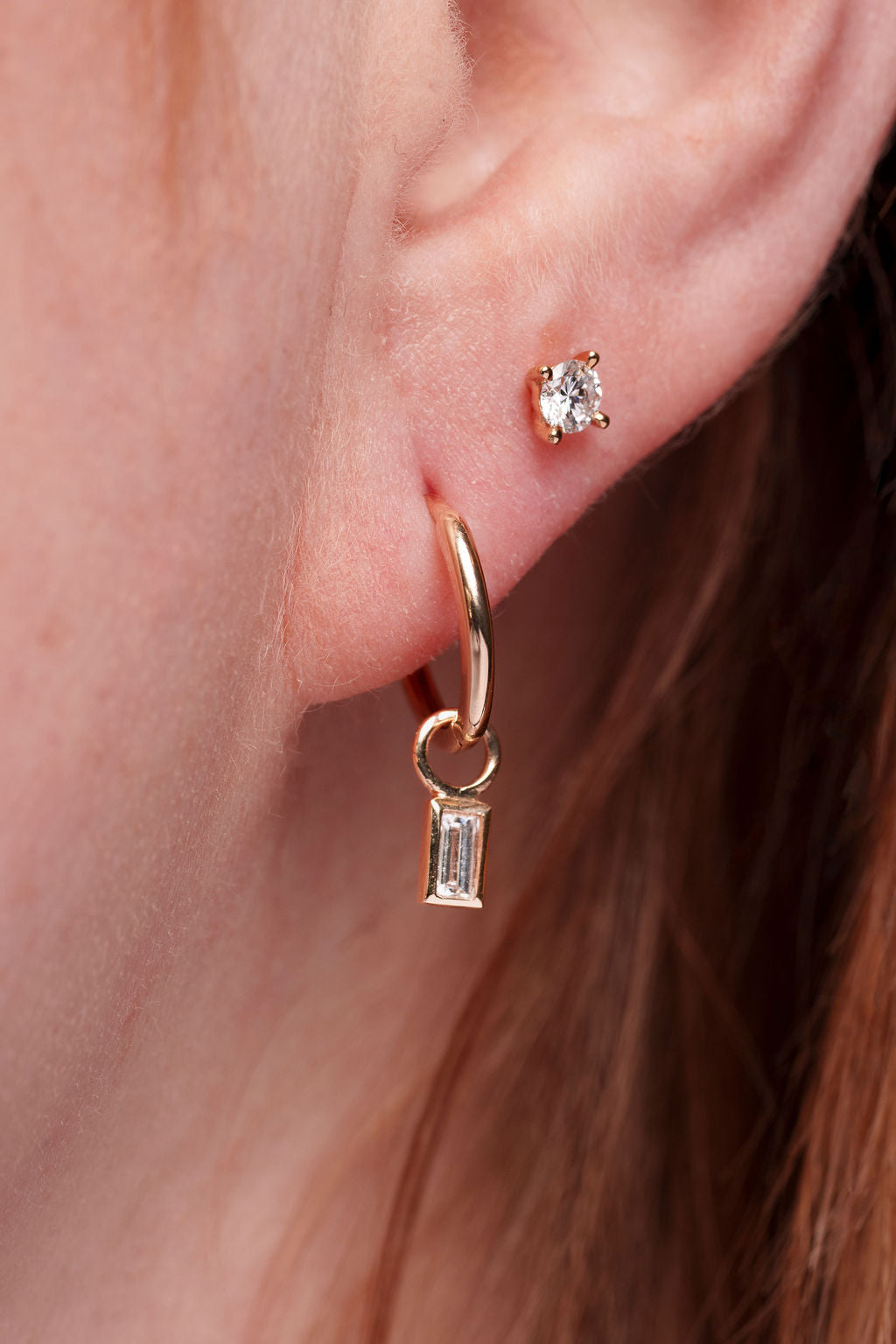 Charme de boucle d'oreille en diamant avec lunette baguette