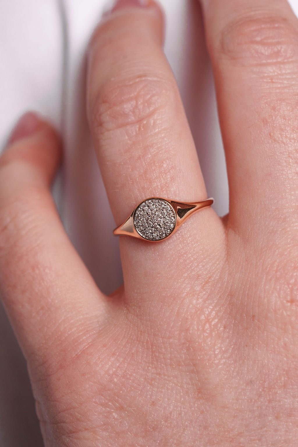 Bague chevalière en grappe de diamants pavée